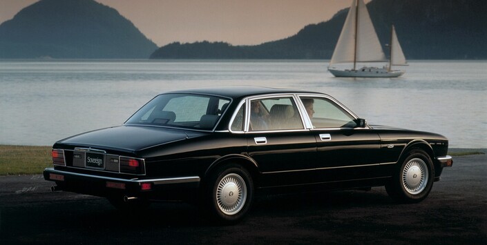 La poupe de la Jaguar XJ40, d'une très grande élégance, fait beaucoup pour la séduction visuelle du modèle, ici en 1986. Cette finition Sovereign bénéficie de généreux chromes et d'entourages de vitres en inox.
