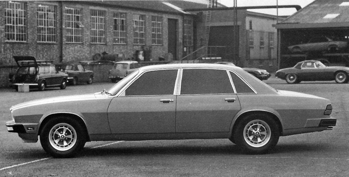Dès 1973, Jaguar a trouvé les grandes lignes de sa future XJ40, qui ne sortira pourtant qu'en 1986. Ce thème esthétique durera jusqu'en 2002 sans paraître si démodé... L'avantage de ne jamais être à la mode !