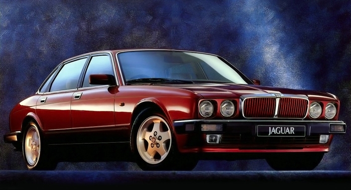 En 1993, une finition S est proposée sur la Jaguar XJ40, elle sera d'ailleurs la seule proposée avec le moteur 4,0 l. Notez les grandes jantes, l'assiette abaissée et la calandre couleur caisse.