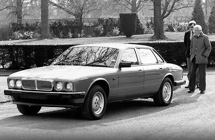 William Lyons, créateur de Jaguar, a été largement consulté durant le développement de la XJ40. Ici, il découvre un prototype presque finalisé, en 1985, juste avant son décès.