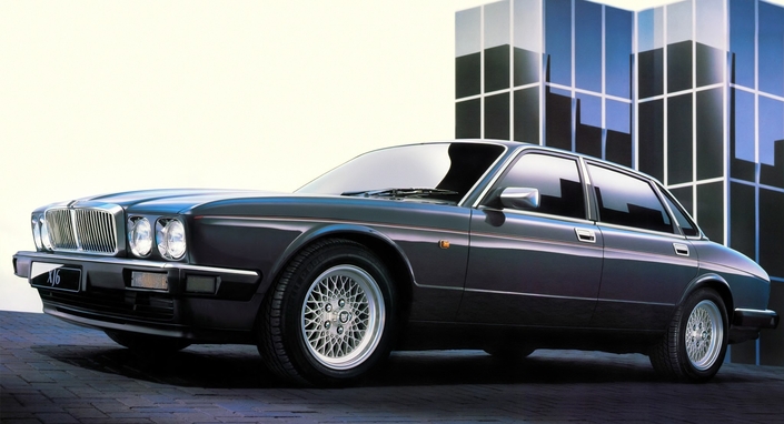 Fin 1989, le moteur 3,6 l de la Jaguar XJ40 passe à 4,0 l, et un an plus tard, le 2,9 l est remplacé par un 3,2 l. Ici en finition de base, agrémentée de belles jantes optionnelles.