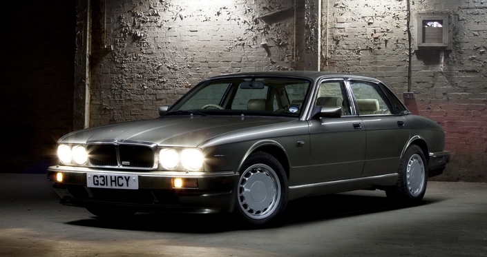 Proposée dès 1988 au Royaume-Uni, la variante sportive XJR n'arrivera en France que pour 1991. Moins de 1 000 ont été produites : pur collector.