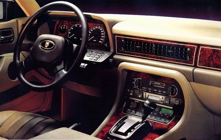 Très agréable à regarder, la planche de bord de la Jaguar XJ40 abandonne l'affichage semi-digital fin 1989 au profit du tout aiguilles, plus fiable. Ici en finition Sovereign.