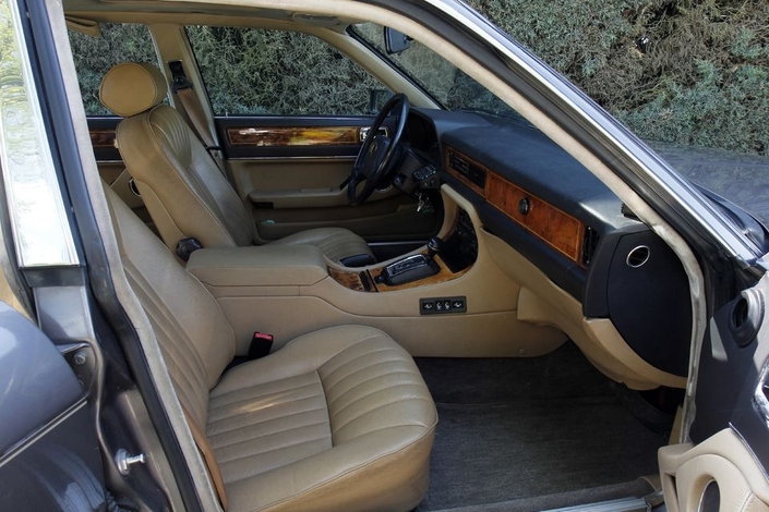 Les sièges avant de la Jaguar XJ40 Sovereign sont très confortable mais leurs commandes électriques s'avèrnt mal placées.
