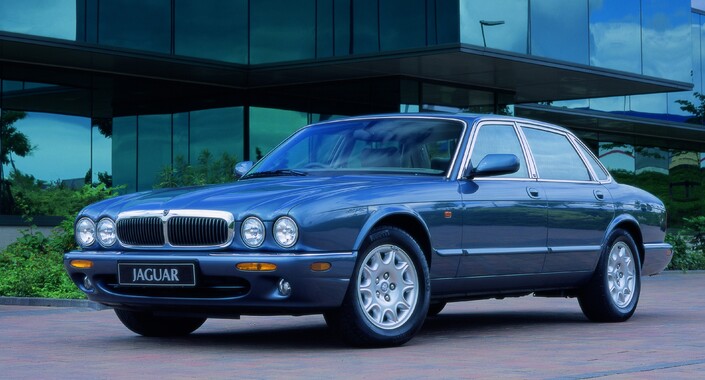 En 1997, la XJ6 de type X300, qui remplace la XJ40 depuis 1994, évolue et devient X308, en adoptant des V8 conçus avec Ford. La cellule de l'habitacle reste celle de 1986...