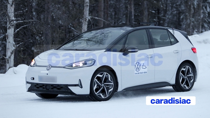 Alors que l’on imaginait que la Volkswagen ID.3 serait remplacée par une nouvelle génération, il semble que la marque se décide à restyler la génération actuelle. Cela permet de limiter les coûts tout en proposant un modèle modernisé qui affiche un style le plus proche possible des prochains modèles électriques de la marque : ID.Polo, ID.2X et ID.1. 