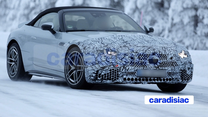 Comme toutes les nouvelles Mercedes, nouvelle génération ou restylage, la Mercedes-AMG SL s’équipe de feux de jour en forme d’étoile. Celles qui équipent cette auto sont plutôt imposantes. En plus de ces nouveaux feux de jour, le cabriolet verra sa calandre et son bouclier modifié lors de ce restylage qui devrait être présenté en 2027.