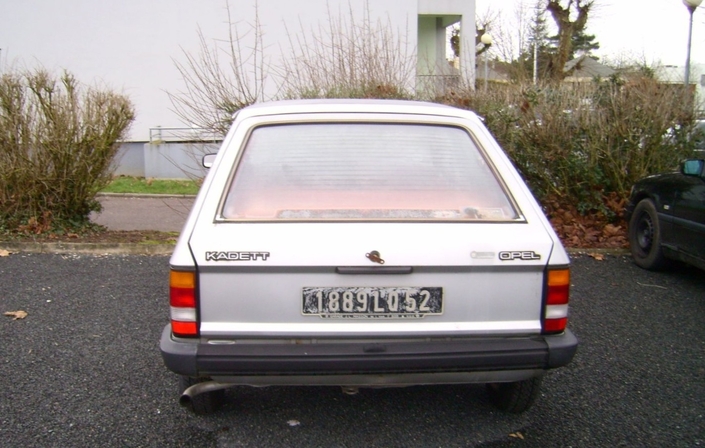 L'inconvénient des stickers, c'est qu'ils devenaient illisibles au fil des ans. Qui se souvient du slogan Opel au début des années 80 ?