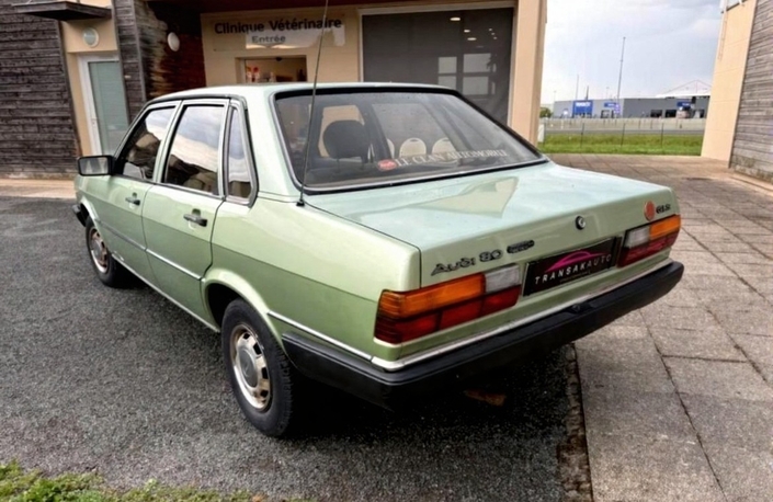 Décidément, le vert clair était à la mode dans les eighties ! Cette 80 de 1981 nous rappelle qu'Audi cherchait alors à se positionner en marque d'initiés, faisant partie d'un "clan".