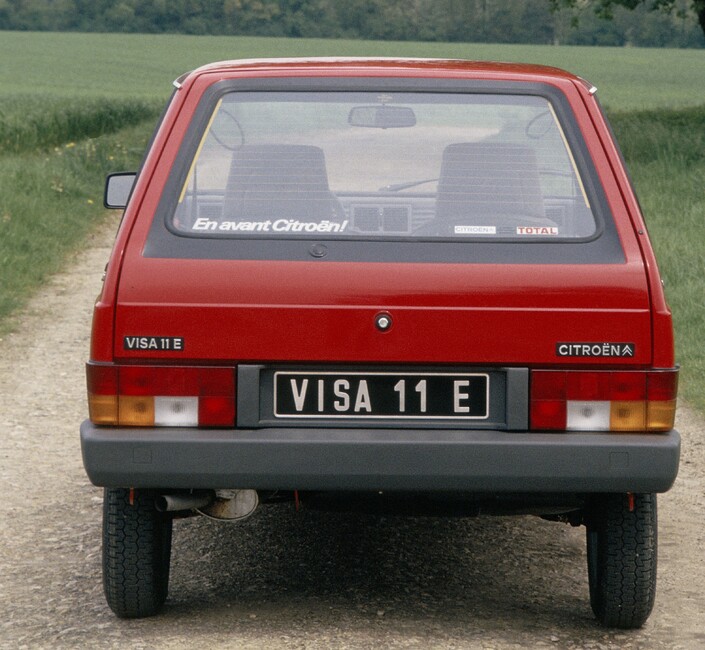 On le colle sur la lunette arrière et "en avant Citroën". Peut-être pour inciter les gens à regarder l'avant de la Visa, plus que sa poupe maladroite...