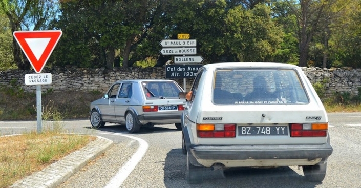 "Je roule en Golf et j'aime ça". Très certainement du second degré quand sous le capot vibre un bon vieux mazout délivrant 54 canassons fumants.