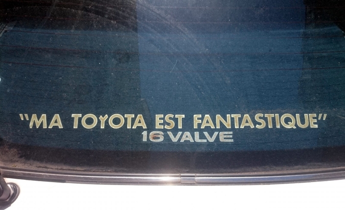 Vu sur la lunette arrière d'une Toyota Carina E passablement usagée. Mais avec 16 soupapes !
