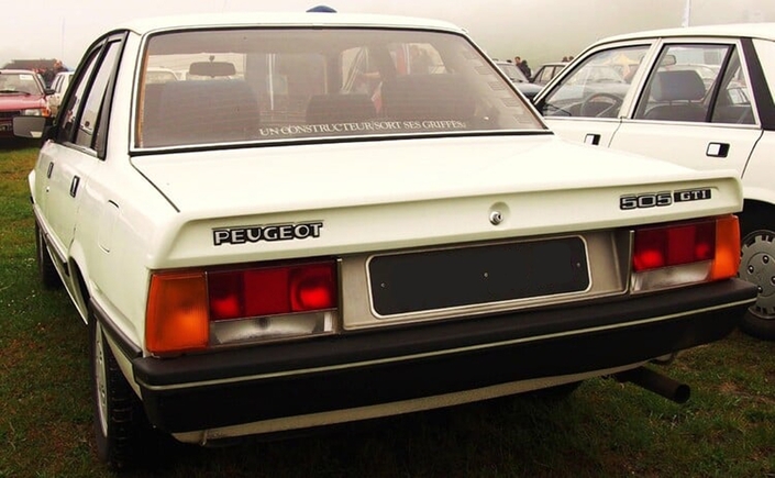 "Un constructeur sort ses griffes". Evidemment, sur la lunette d'une Peugeot 505 GRD, cela demeure abstrait, mais sur une GTI, alors là, attention !