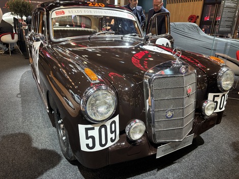 La berline 220 « Ponton » de type W180