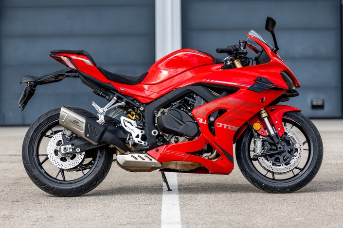 L’élève QJ Motor SRK 800 RR dépasse-t-elle le maître ?