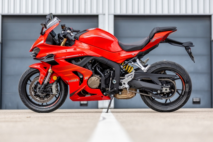 L’élève QJ Motor SRK 800 RR dépasse-t-elle le maître ?