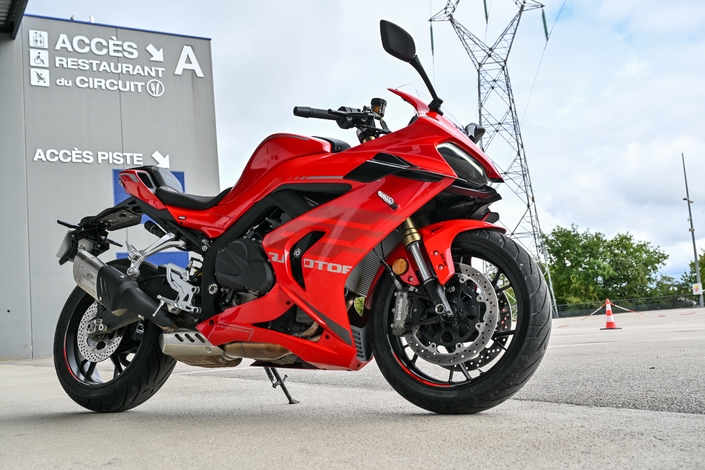 L’élève QJ Motor SRK 800 RR dépasse-t-elle le maître ?