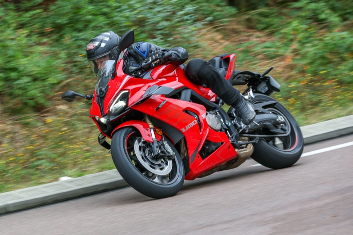 L’élève QJ Motor SRK 800 RR dépasse-t-elle le maître ?