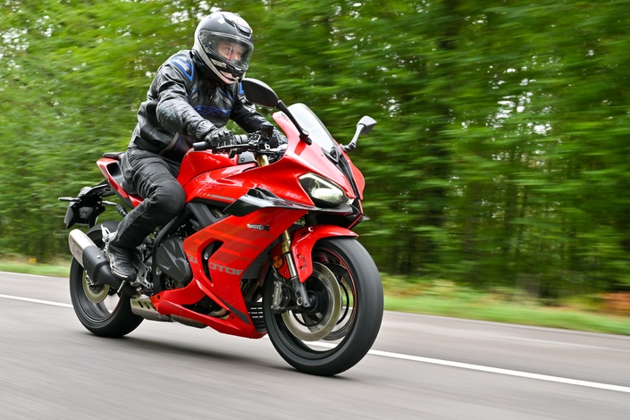 L’élève QJ Motor SRK 800 RR dépasse-t-elle le maître ?