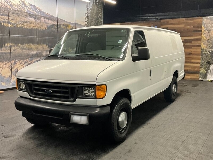C'est dans un utilitaire Ford E-Series blanc de ce type, variante Econoline Cargo de quatrième génération, que le suspect de 19 ans s'est approché de la résidence personnelle de Joe Biden - Crédit Ford Media