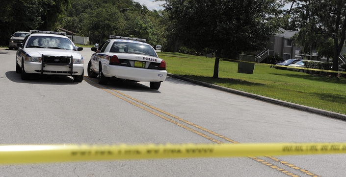 Des équipages de police sont dépêchés sur les lieux peu après un appel téléphonique reçu de la Fifth Third Bank - Crédit Max PPP -Brian Blanco