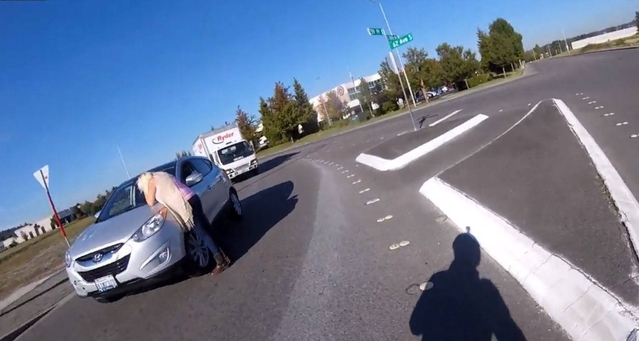 Insolite : elle renverse son fils motard avec son crossover