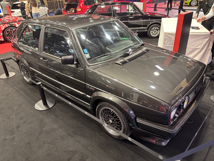 Rétromobile 2026 : le stand Volkswagen fête les 50 ans de la Golf GTI avec les 8 générations représentées