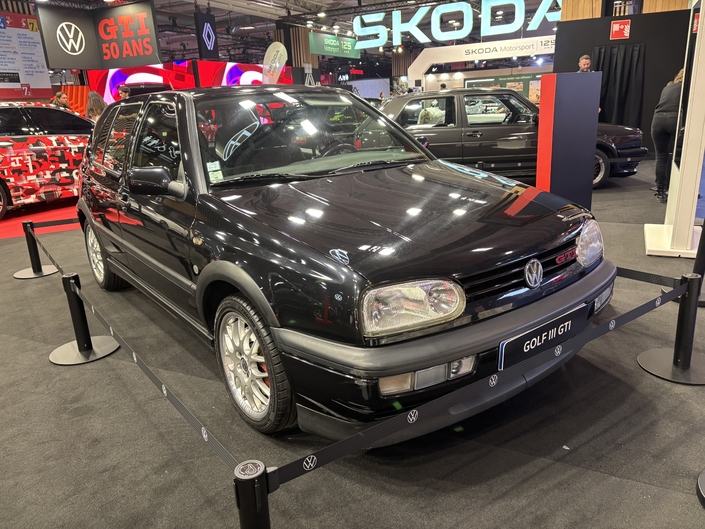 Rétromobile 2026 : le stand Volkswagen fête les 50 ans de la Golf GTI avec les 8 générations représentées