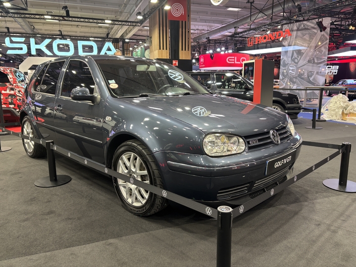 Rétromobile 2026 : le stand Volkswagen fête les 50 ans de la Golf GTI avec les 8 générations représentées