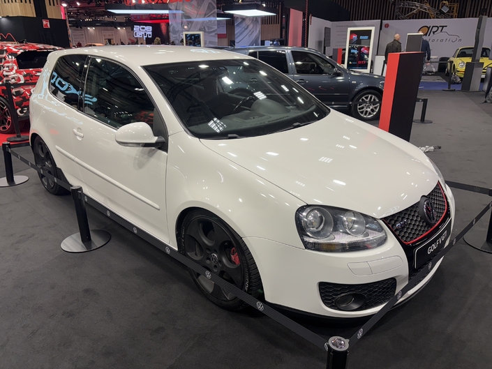 Rétromobile 2026 : le stand Volkswagen fête les 50 ans de la Golf GTI avec les 8 générations représentées