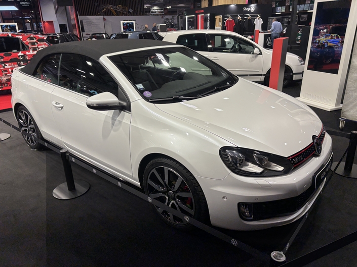 Rétromobile 2026 : le stand Volkswagen fête les 50 ans de la Golf GTI avec les 8 générations représentées