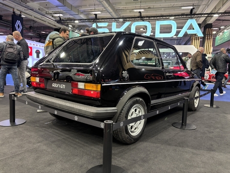 Rétromobile 2026 : le stand Volkswagen fête les 50 ans de la Golf GTI avec les 8 générations représentées
