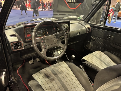 Rétromobile 2026 : le stand Volkswagen fête les 50 ans de la Golf GTI avec les 8 générations représentées