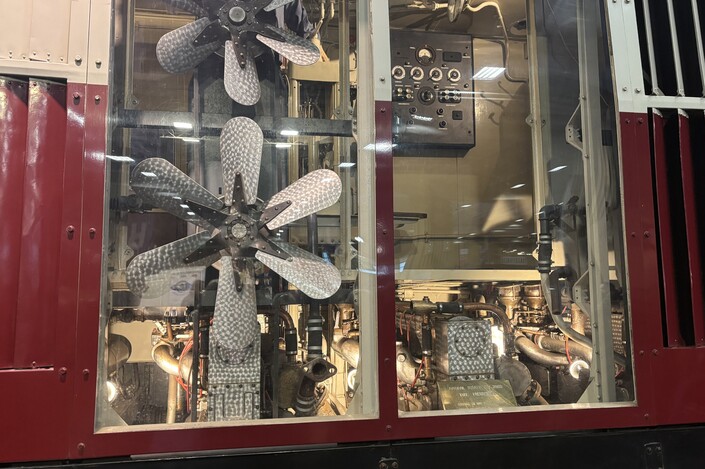 Une partie vitrée permet d'admirer la mécanique impressionnant.