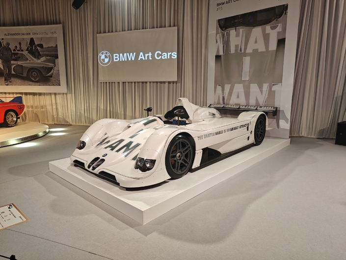 Des œuvres d'art roulantes : les "Art Cars" des 24h du Mans sont les stars du stand BMW au salon Rétromobile 