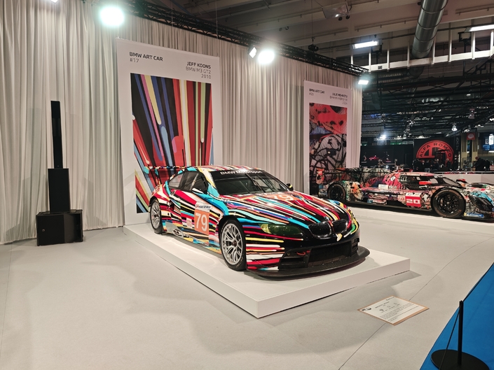 Des œuvres d'art roulantes : les "Art Cars" des 24h du Mans sont les stars du stand BMW au salon Rétromobile 