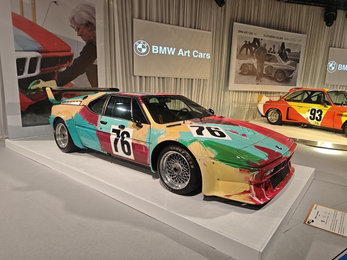 Des œuvres d'art roulantes : les "Art Cars" des 24h du Mans sont les stars du stand BMW au salon Rétromobile 