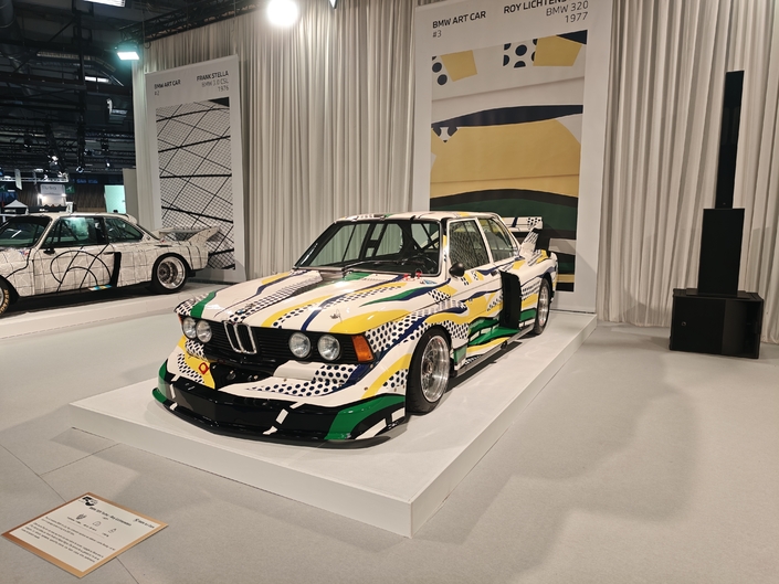 Des œuvres d'art roulantes : les "Art Cars" des 24h du Mans sont les stars du stand BMW au salon Rétromobile 