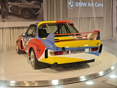 Des œuvres d'art roulantes : les "Art Cars" des 24h du Mans sont les stars du stand BMW au salon Rétromobile 