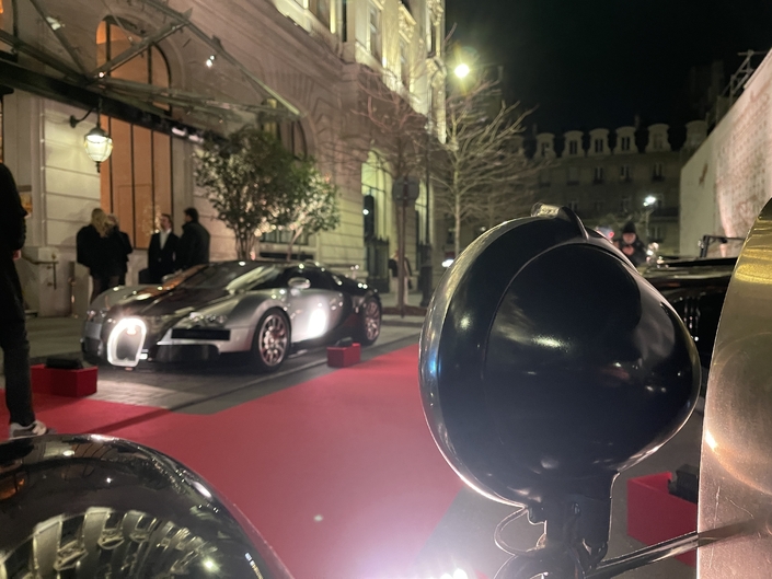 La Bugatti Veyron scrutée avec intérêt par une Brescia, son aïeule de près de 90 ans.