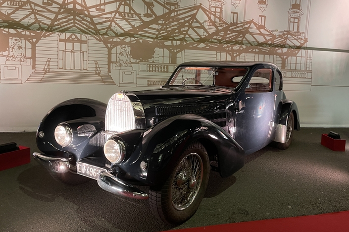 Une Bugattin 57 Ventoux, d'une élégance suprême. Et encore, la photo ne peut restituer la magnifique musique de son 8-cylindres en ligne.