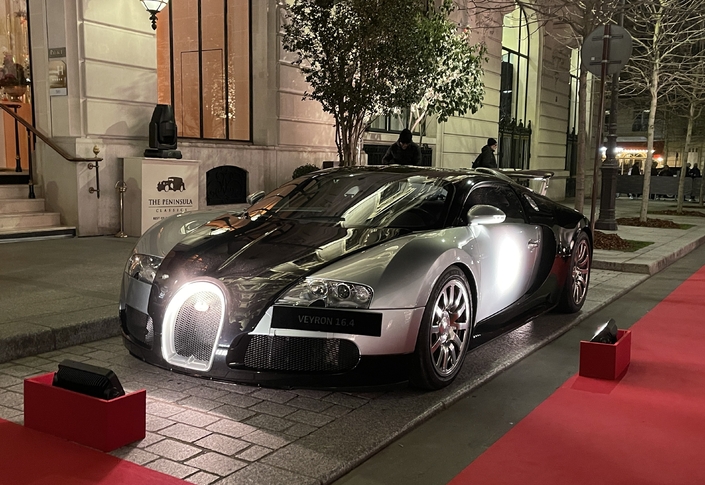 La Veyron 16.4, un monument de technologie inouï en 2006. 400 km/h et une facilité de conduite irréelle. Mais est-ce ça qu'on attend d'une Bugatti ?