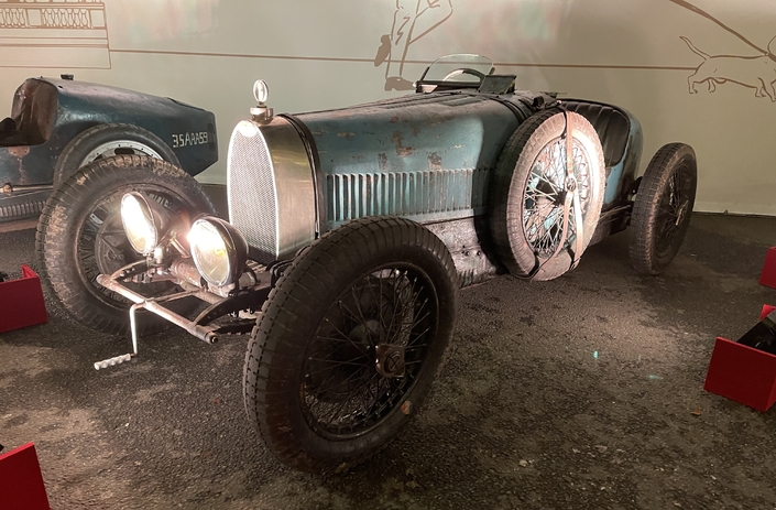 Une Bugatti Type 35, à peine adaptée à la route. Une voiture de course capable de plus de 200 km/h dans certaines versions.