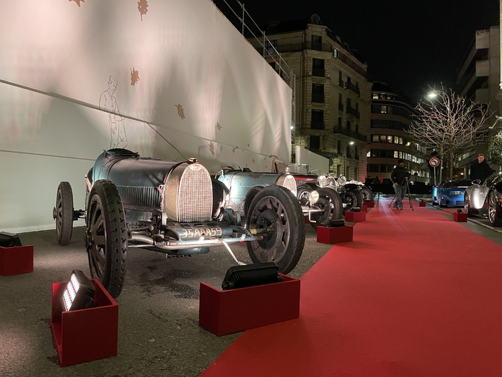 Des Bugatti devant l'hôtel Peninsula près de l'Arc de Triomphe, avec en premier plan une 35. Il y a pire spectacle !