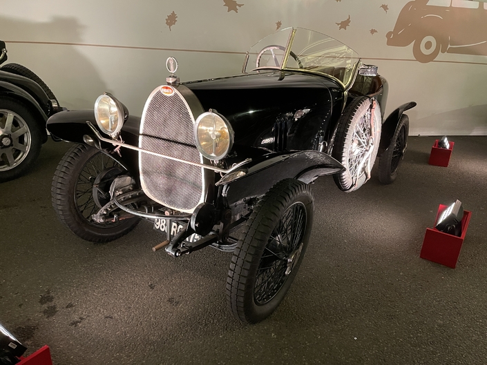 Une Bugatti Brescia de 1923 apparemment, aux lignes délicatement exécutées.