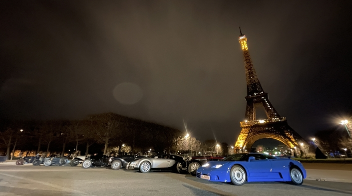 Même la Tour Eiffel se penche pour admirer les Bugatti. On la comprend !