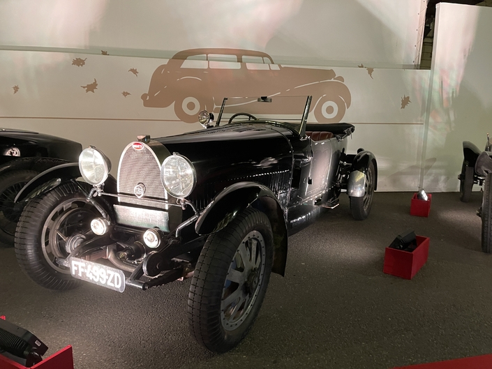 Une Bugatti Type 43, une sorte de grand-tourisme des années 30, celle-ci datant de 1931.