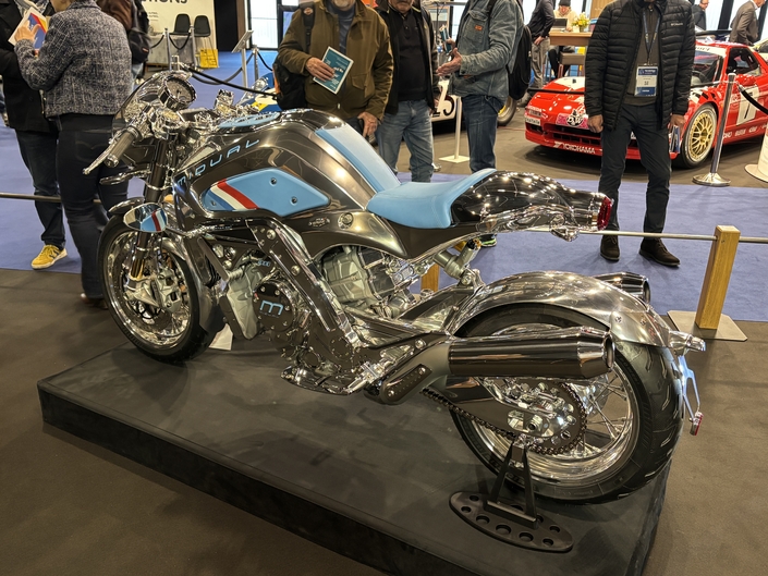 Midual dévoile son ultime création exclusive au look de Café Racer sur le salon Rétromobile 2026 : la "Française !"