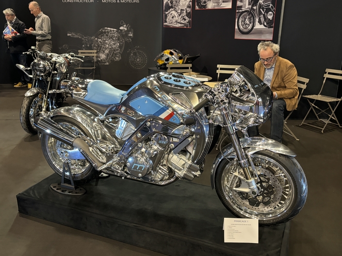 Midual dévoile son ultime création exclusive au look de Café Racer sur le salon Rétromobile 2026 : la "Française !"