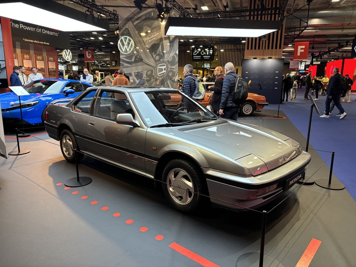 Sur le stand Honda, la Prelude rentre à nouveau dans la lumière